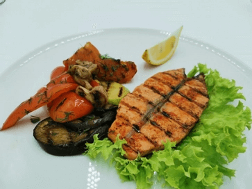 Стейк из лосося с овощами