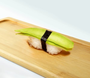 Суши авокадо